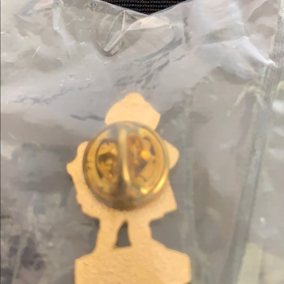 Vintage DEPT. 56 Town Cryer Collectors Pin - Picture 5 of 6